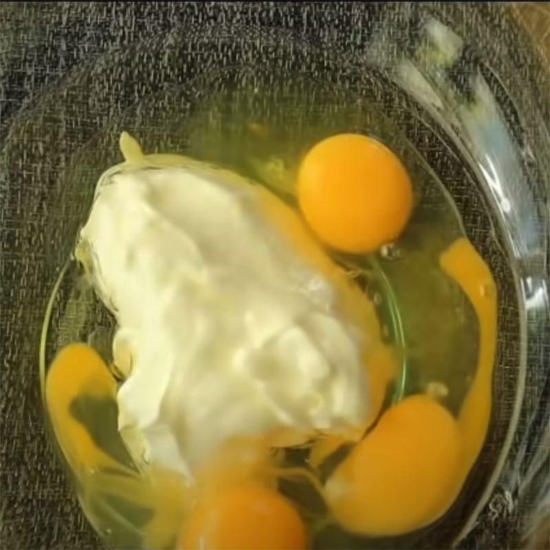 Bước 1 Trộn hỗn hợp trứng sữa chua Bánh bông lan sữa chua