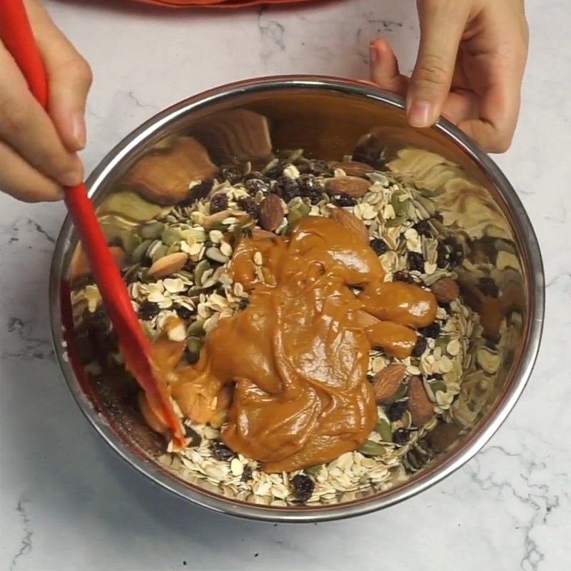 Bước 3 Trộn nguyên liệu với bơ đậu phộng Bánh thực dưỡng