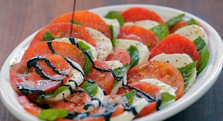 Bước 3 Trộn salad Caprese salad