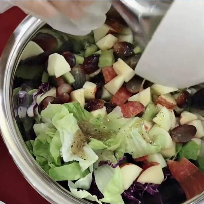 Bước 5 Trộn salad Salad gà hạt óc chó