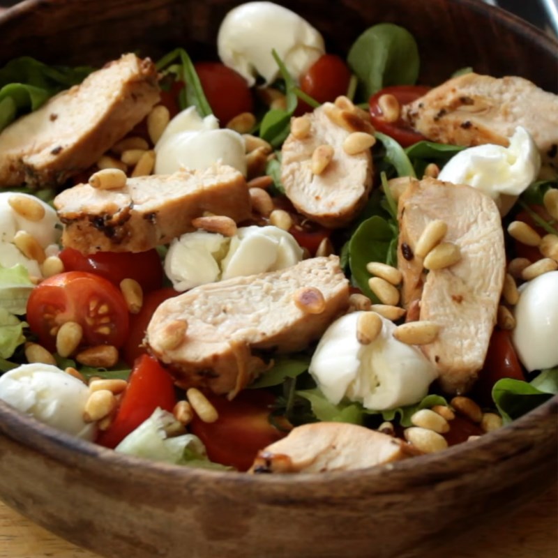 Bước 4 Trộn salad Salad pesto ức gà