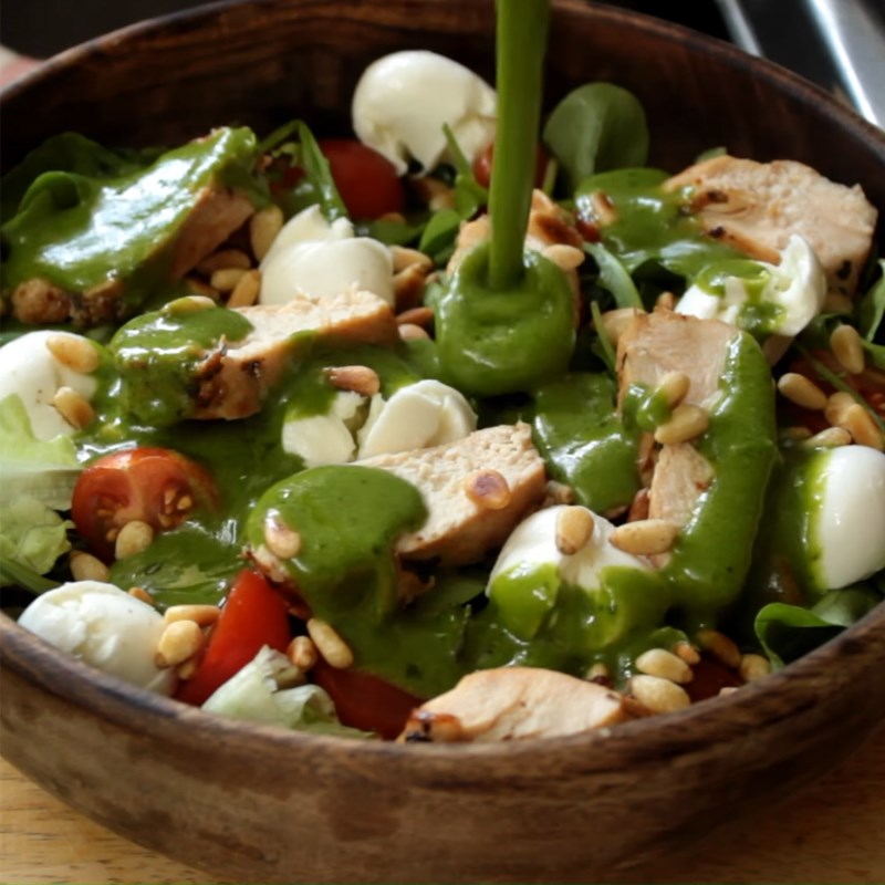 Bước 4 Trộn salad Salad pesto ức gà