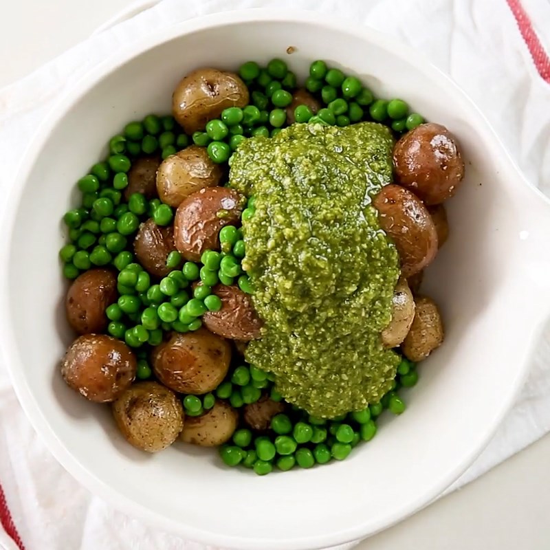 Bước 4 Trộn salad Salad pesto khoai tây