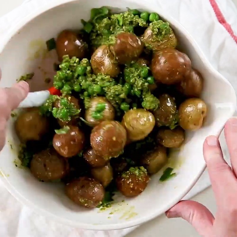 Bước 4 Trộn salad Salad pesto khoai tây