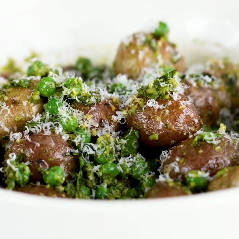 Bước 4 Trộn salad Salad pesto khoai tây