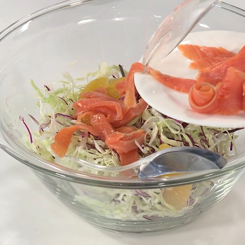 Bước 4 Trộn salad Salad rong nho cá hồi