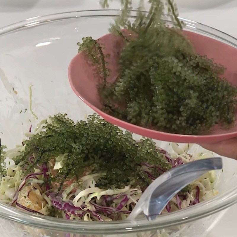 Bước 4 Trộn salad Salad rong nho cá hồi