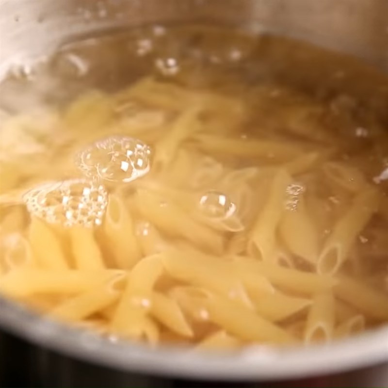 Bước 2 Trụng pasta Pasta sốt pesto đơn giản