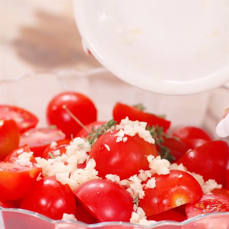 Bước 2 Ướp cà chua Cà chua nướng đơn giản