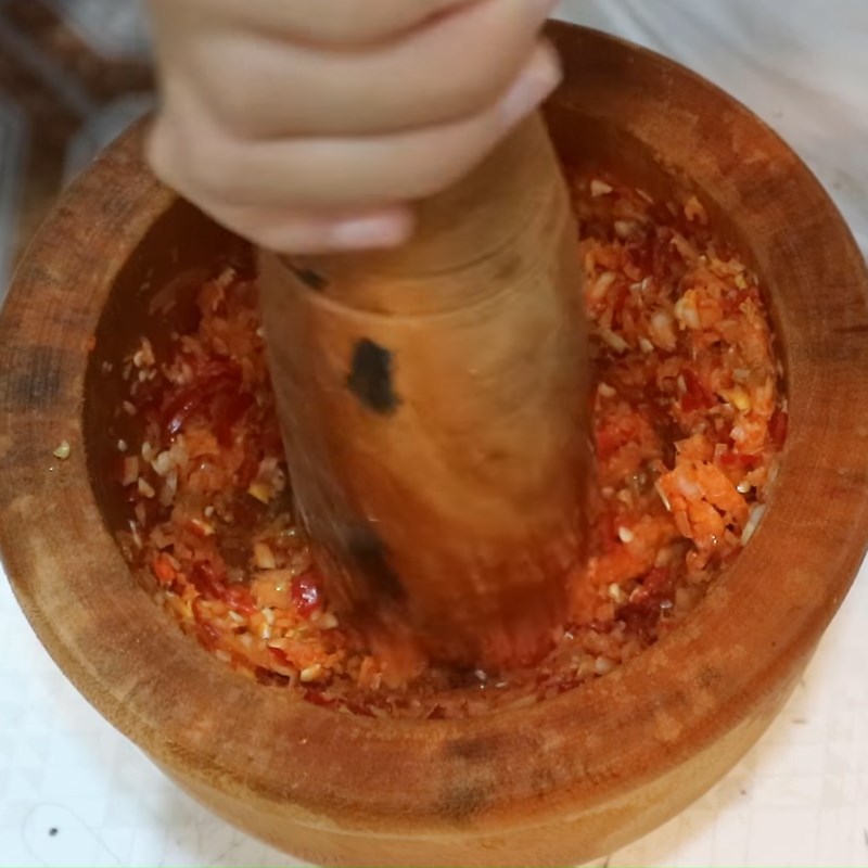 Bước 2 Ướp đuôi heo Đuôi heo chiên nước mắm