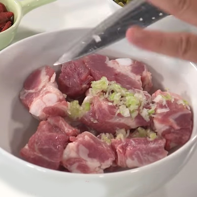 Bước 4 Ướp sườn Canh nha đam nấu sườn
