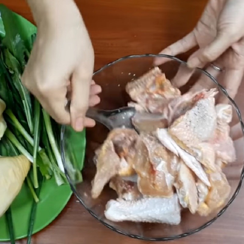 Bước 2 Ướp giết gà Canh măng chua đun nấu gà