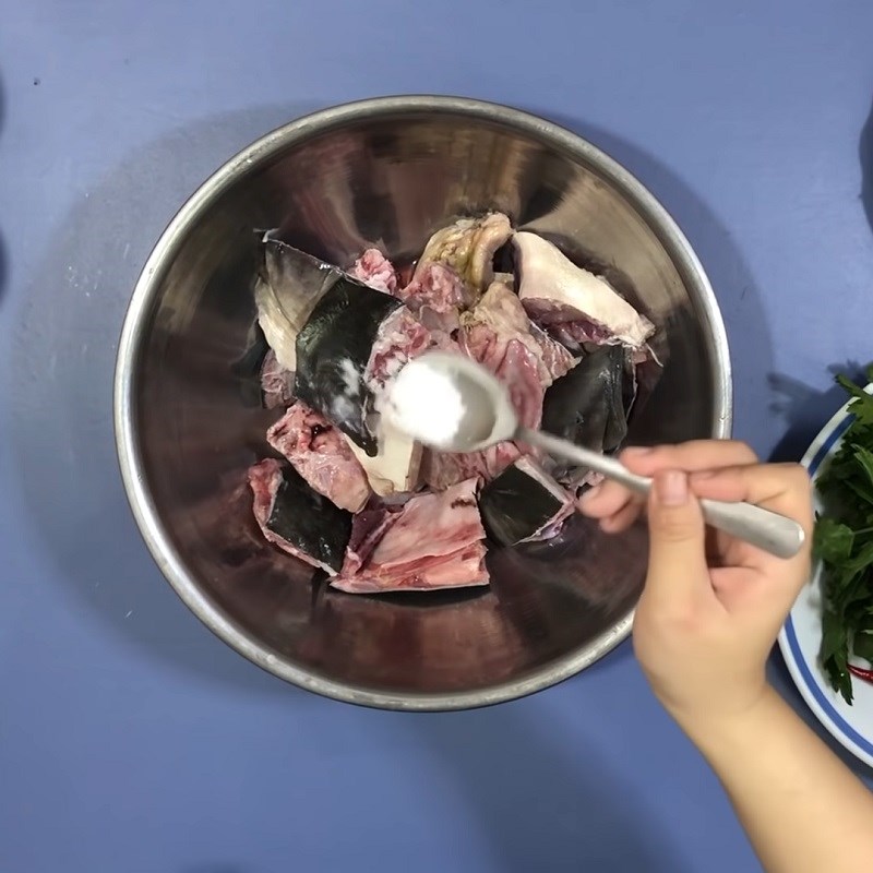 Bước 2 Ướp thịt cá Canh chua cá bớp nấu măng