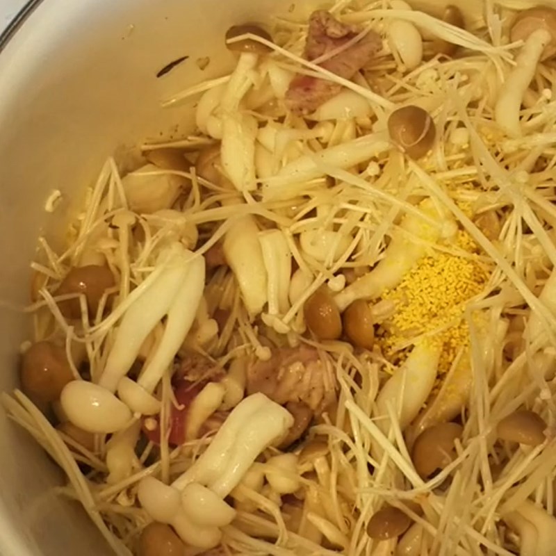 Bước 3 Xào các nguyên liệu Canh đậu bắp nấm