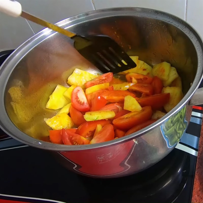 Bước 3 Xào nguyên liệu Canh chua đầu cá hồi với tôm