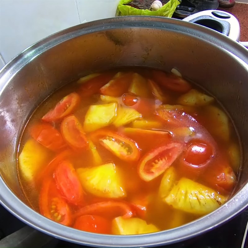 Bước 3 Xào nguyên liệu Canh chua đầu cá hồi với tôm