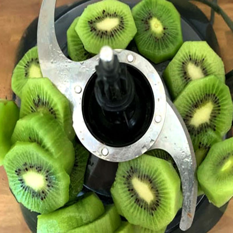 Bước 1 Xay kiwi Kẹo cuộn kiwi