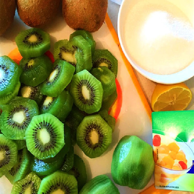Bước 1 Xay kiwi Kẹo cuộn kiwi