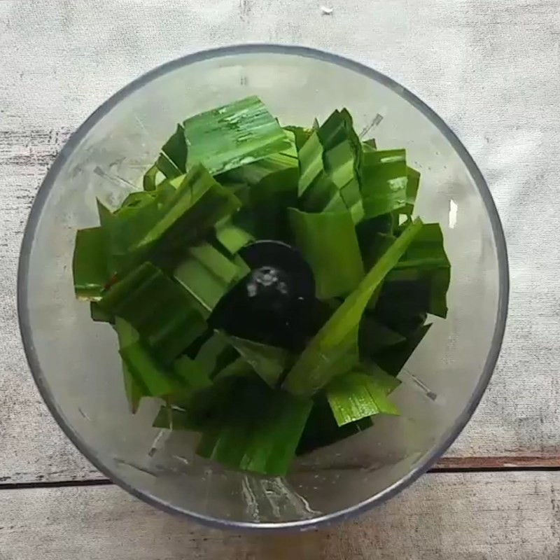 Bước 2 Xay lá dứa Xôi cuộn 3 màu