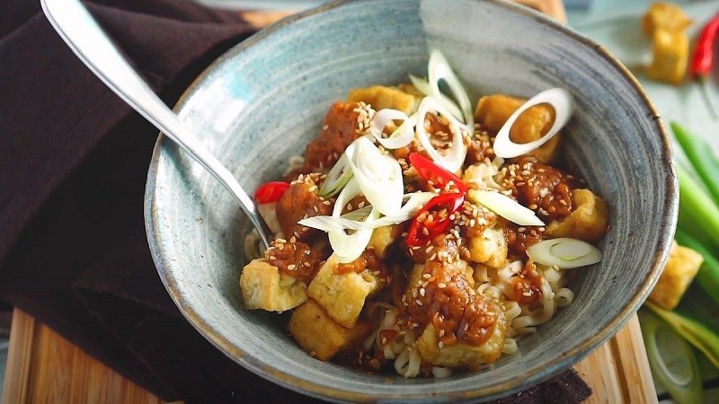 Mì Udon nóng bơ đậu phộng