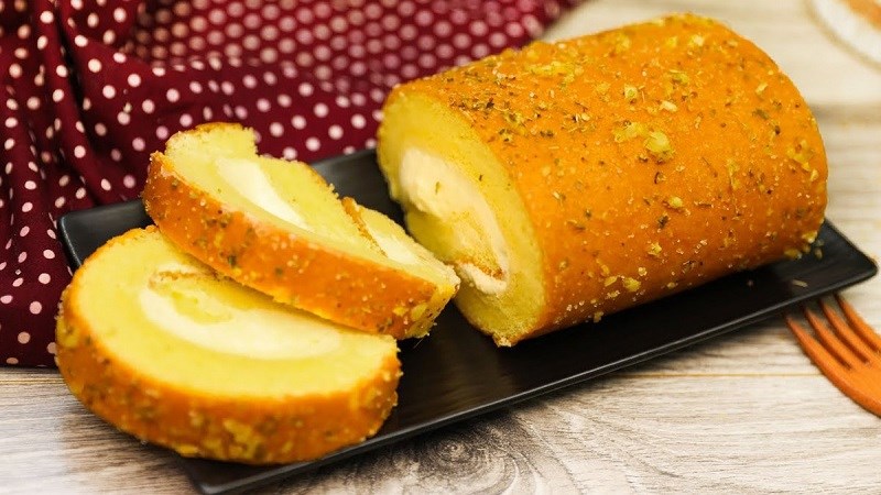 Bánh bông lan cuộn phô mai bơ tỏi