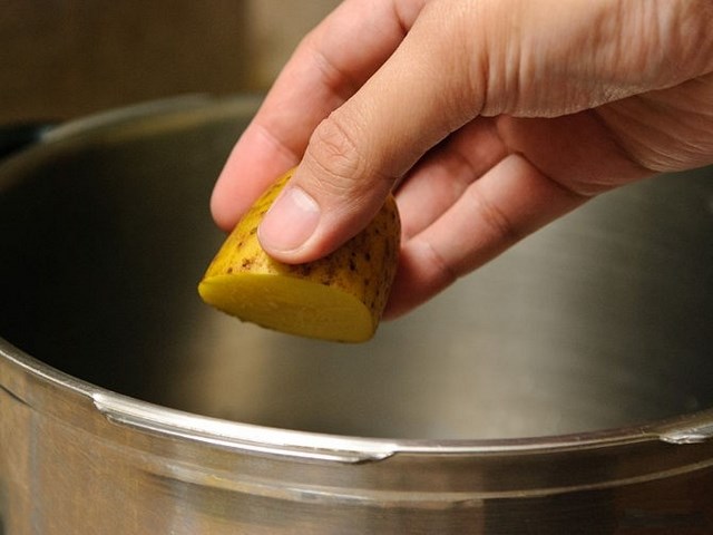 Nấu khoai tây trong nồi áp suất