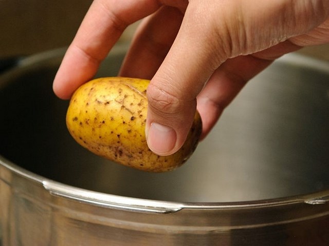 Nấu khoai tây trong nồi áp suất