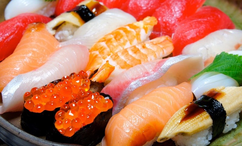 Nhiễm khuẩn v&agrave; k&yacute; sinh tr&ugrave;ng trong hải sản sushi