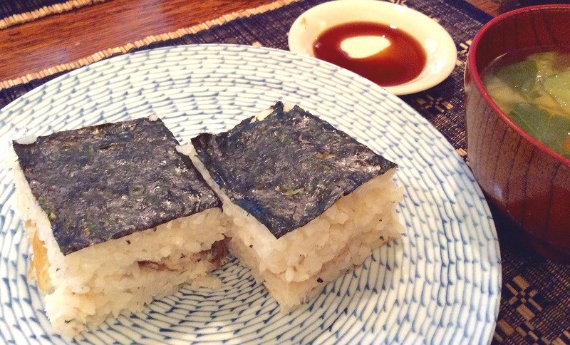 Sushi g&oacute;i (oshizushi)