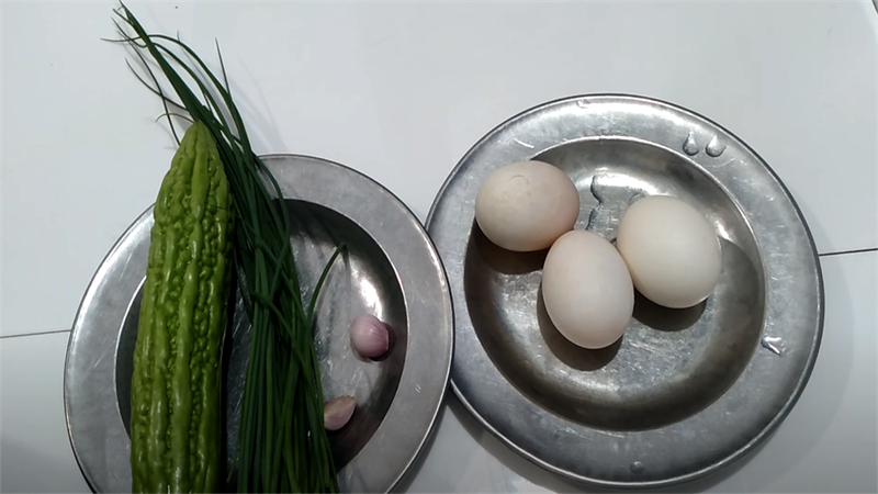 Nguyên liệu món ăn khổ qua chiên giòn và khổ qua chiên trứng