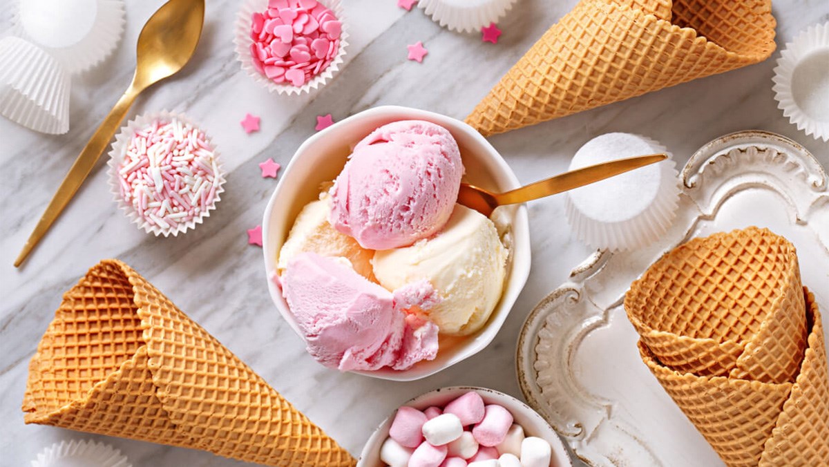 Kem loại ice cream: Với những món kem loại ice cream đa dạng về hương vị và hình dáng, ở đây, bạn sẽ được thưởng thức những món kem tuyệt vời nhất. Không chỉ thơm ngon mà còn đẹp mắt và rất là ngon miệng, có thể làm rung động trái tim của bạn.