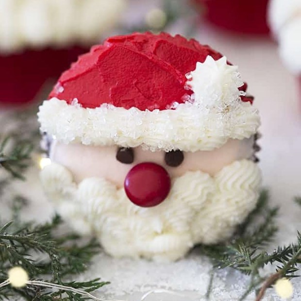 Bánh cupcake ông già Noel là một món quà vô cùng đáng yêu và ngon miệng dành cho bạn và người thân trong ngày lễ Giáng sinh. Hãy thưởng thức những chiếc bánh cupcake xinh xắn, ngọt ngào và đầy trẻ trung này ngay hôm nay nhé!