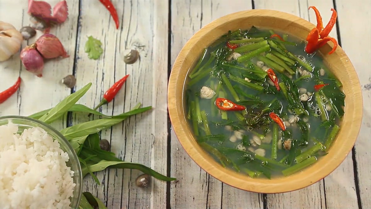 Canh hến nấu rau muống