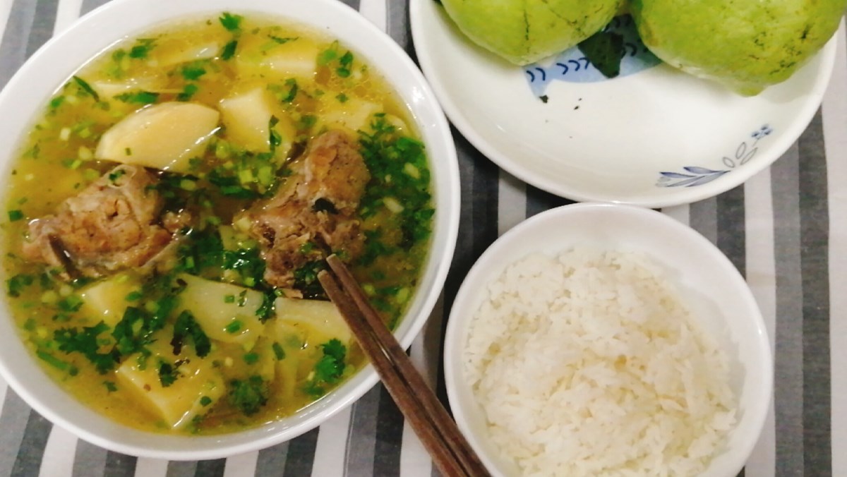 Canh măng tươi nấu xương