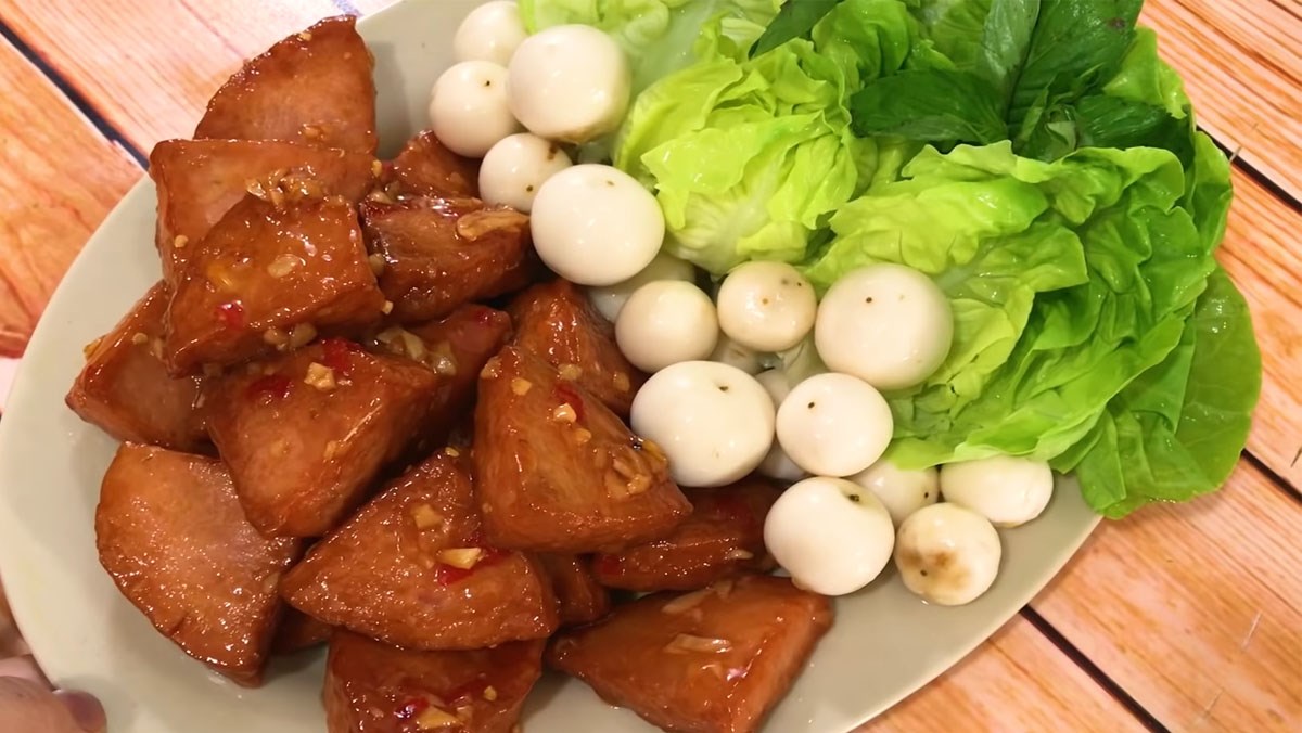 Chả lụa chiên nước mắm