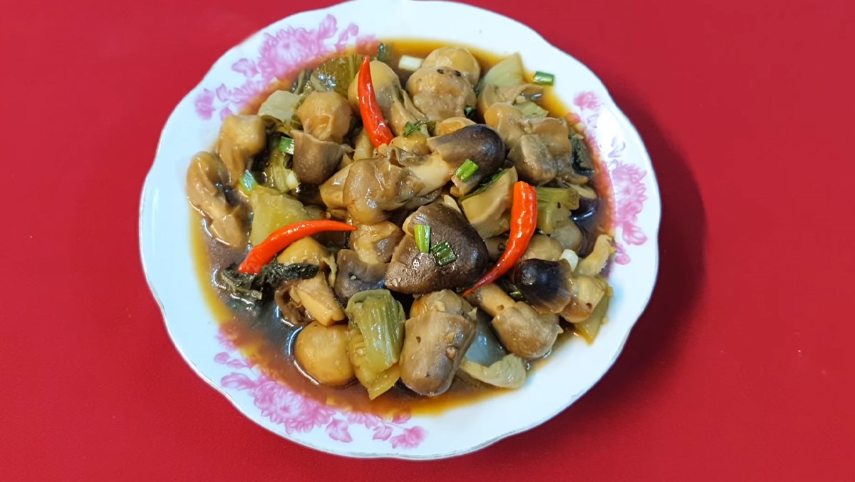 Dưa cải chua kho nấm rơm