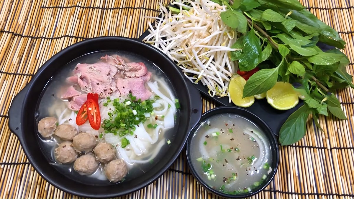 Phở tái bò viên