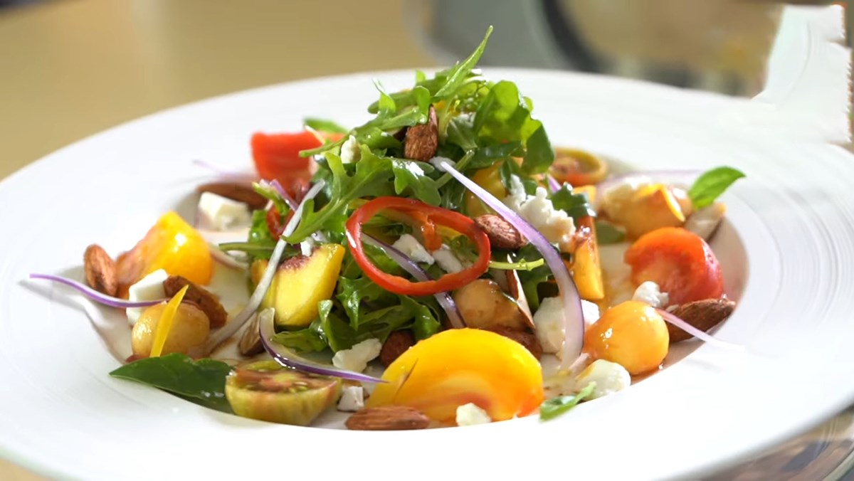 Salad đào sốt cay