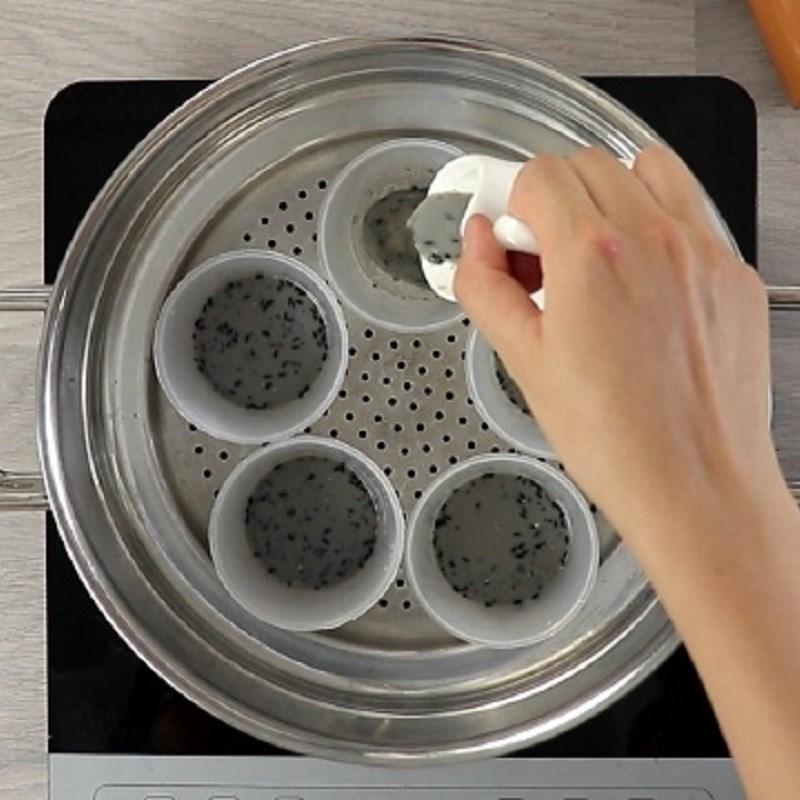 Bước 4 Đổ khuôn và hấp bánh Flan mè đen