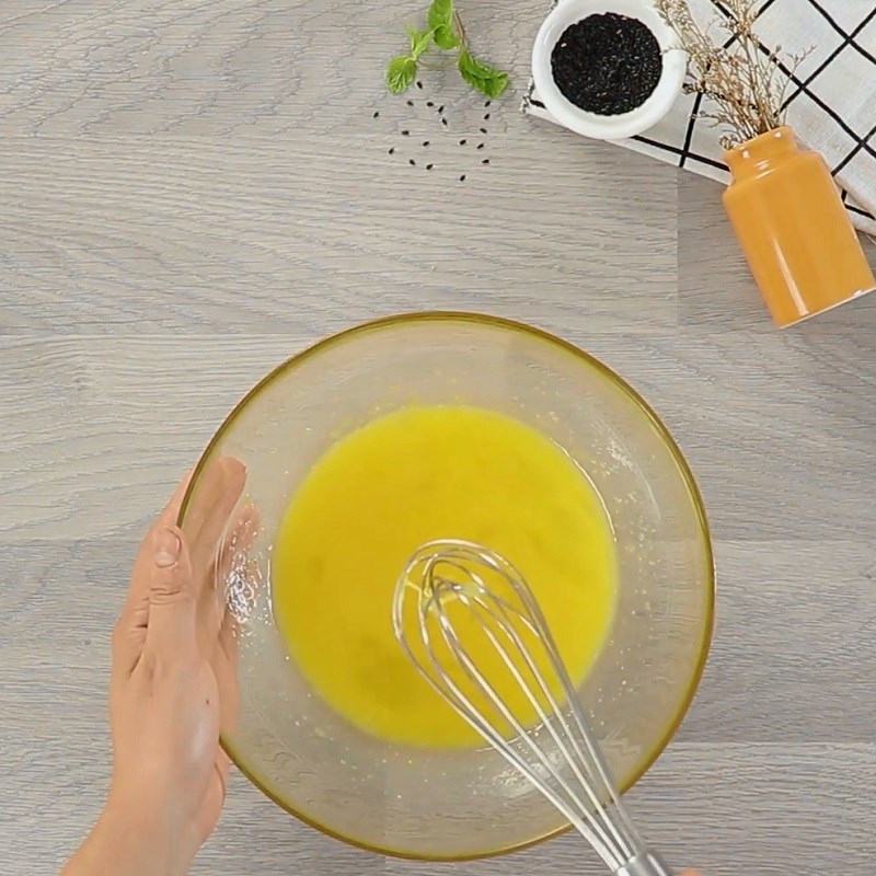 Bước 3 Trộn hỗn hợp sữa trứng Flan mè đen