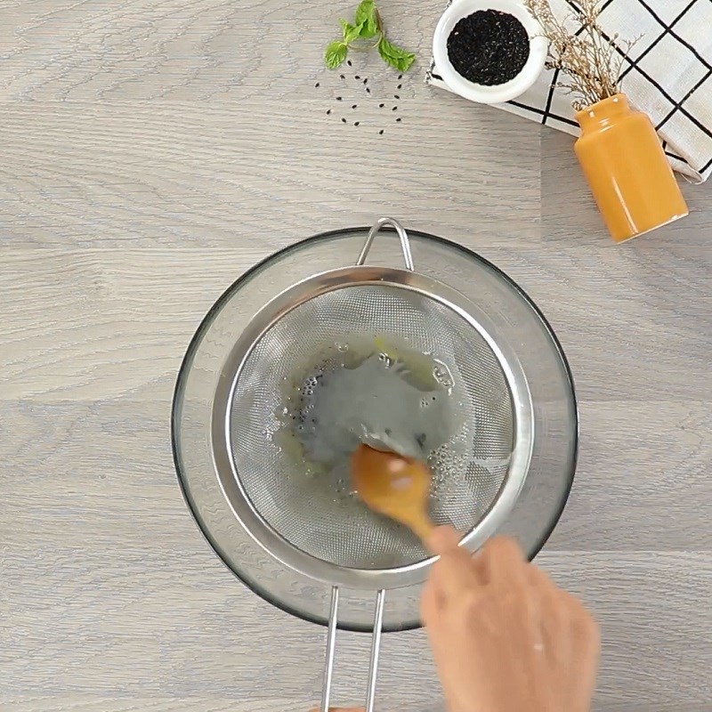 Bước 3 Trộn hỗn hợp sữa trứng Flan mè đen