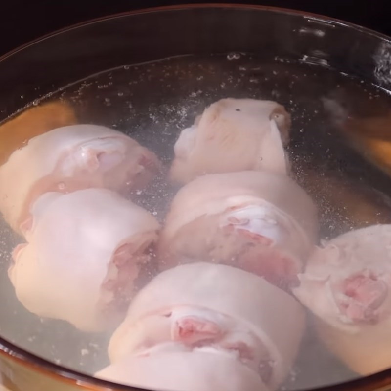 Bước 1 Sơ chế chân giò Giò hầm đậu nành