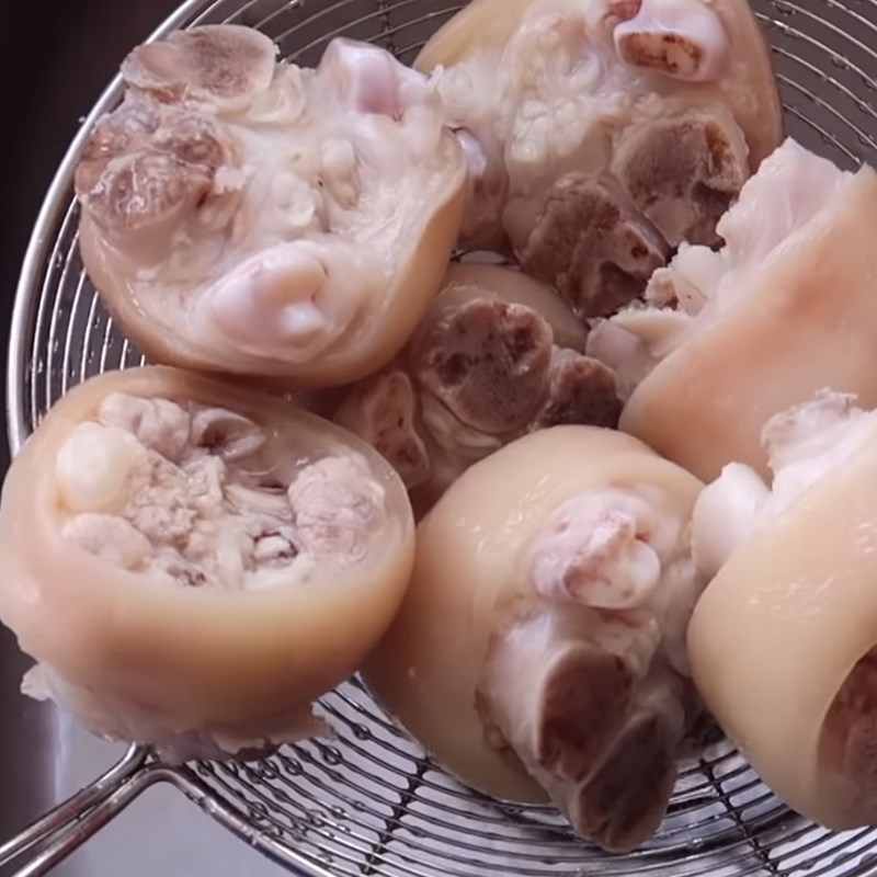 Bước 1 Sơ chế chân giò Giò hầm đậu nành