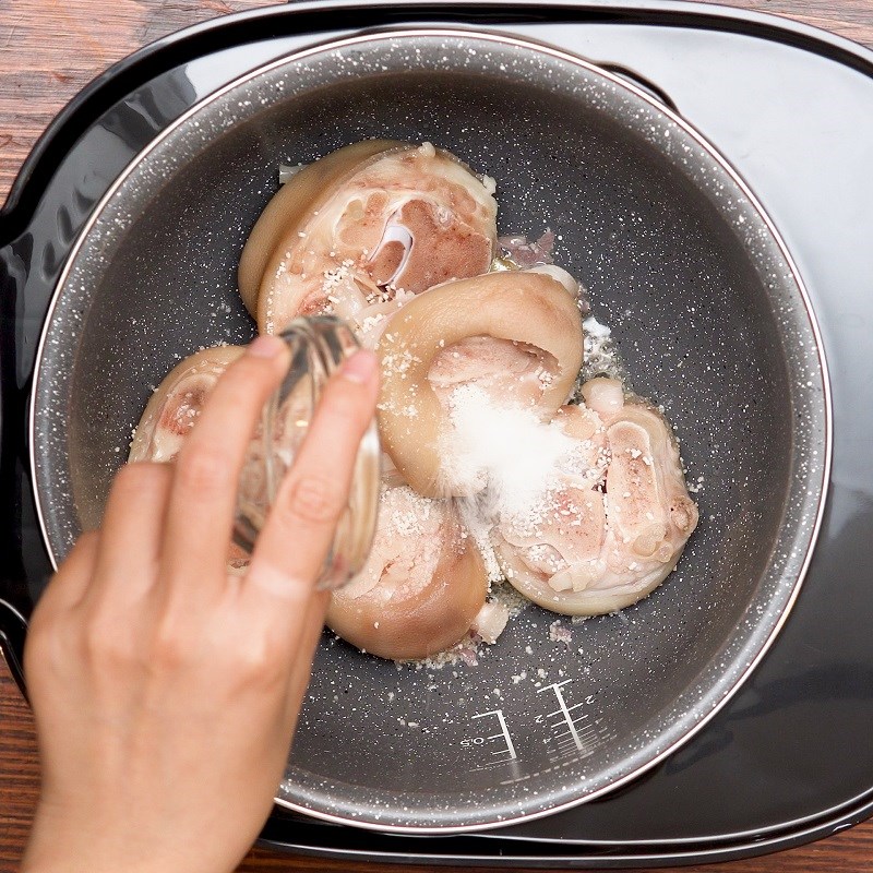 Bước 4 Hầm chân giò Giò hầm đậu nành