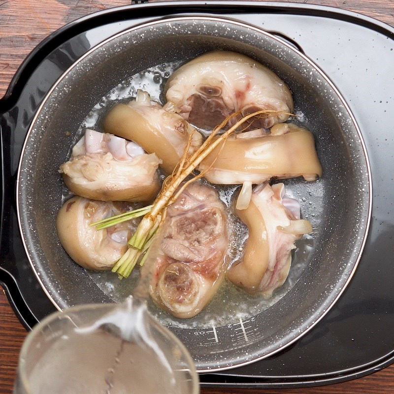 Bước 4 Hầm chân giò Giò hầm đậu nành