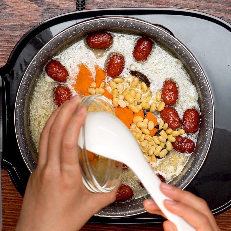 Bước 4 Hầm chân giò Giò hầm đậu nành