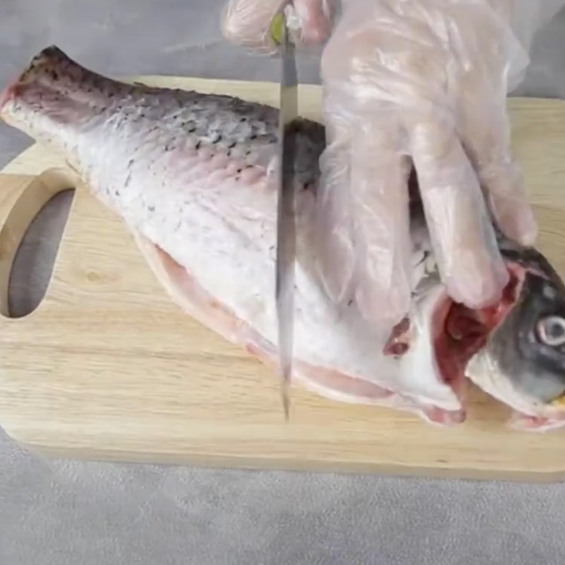 Bước 1 Sơ chế cá chép Cá chép nướng bằng nồi chiên không dầu
