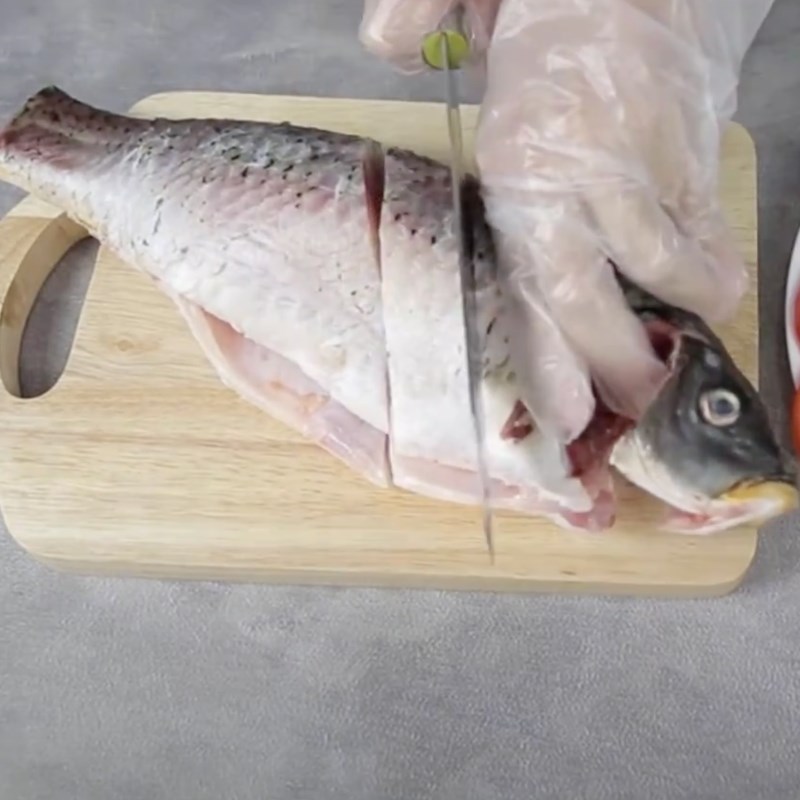 Bước 1 Sơ chế cá chép Cá chép nướng bằng nồi chiên không dầu
