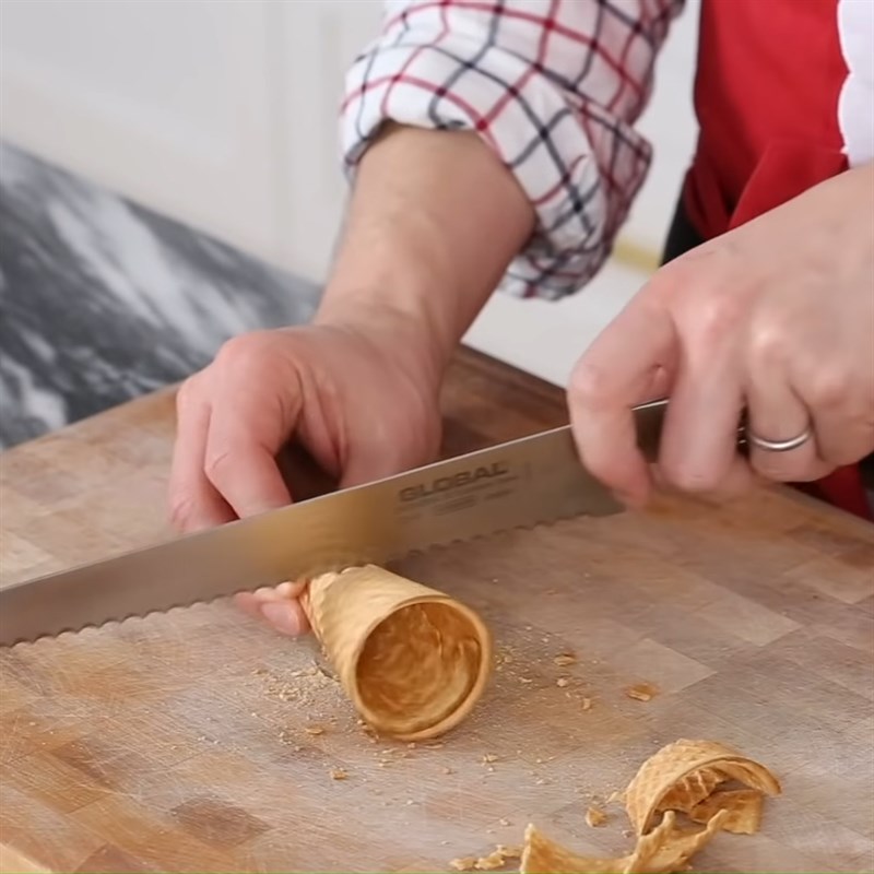 Bước 5 Cắt bánh ốc quế Bánh bông lan cây thông noel