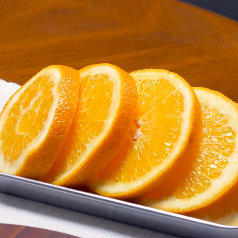 Bước 2 Cắt cam Kẹo dẻo cam từ cam tươi